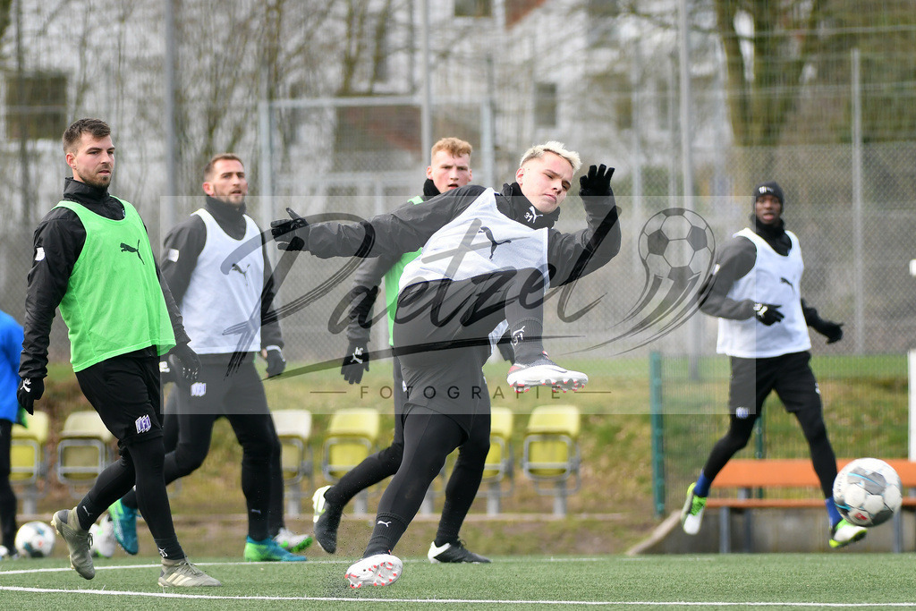 20200302_TRAOSN_0052 | Fussball, Herren: Niklas Schmidt (VfL Osnabrueck) in Aktion, am Ball, Einzelaktion waehrend der Trainingseinheit des VfL Osnabrueck im Sportpark Illoshoehe am 02.03.2020 in Osnabrueck, Deutschland. - Realisiert mit Pictrs.com
