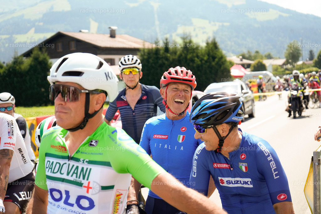 357_20230817_Bewerb_Maenner_Muehlanger | AUT - OESTERREICH, 2023-08-16: SPORT RENNRAD-FAHREN - 55. INTERNATIONALER RADWELTPOKAL IN ST. JOHANN IN TIROL  - Vintage-Radrennen mit WM-Bronze-Medaillen-Siegerin Christina Schweinberger, den Teilnehmer und Alexander Baumann (vom Orginastions-Team) - TAG 2 BEWERB MAENNER IN SECHS GRUPPEN  ; Foto: Roland Muehlanger