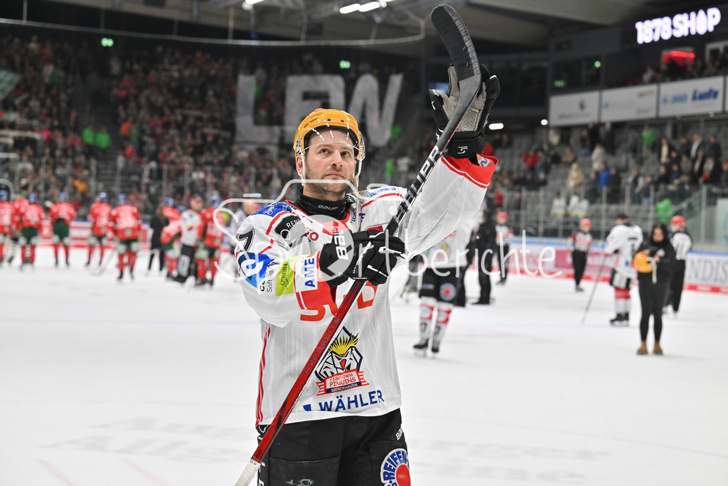 Augsburger Panther - Fischtown Bremerhaven | AUGSBURG, GERMANY - 25. JANUARY: die Spieler der Gäste feiern zusamen mit den Fans den 2-1 Auswärtssieg in Augsburg nach dem Match zwischen den Augsburger Panthern und den Fischtown Pinguins am 43. Spieltag der Penny DEL im Curt Frenzel Stadion / Alxex FRIESEN (Fischtown Pinguins 57)