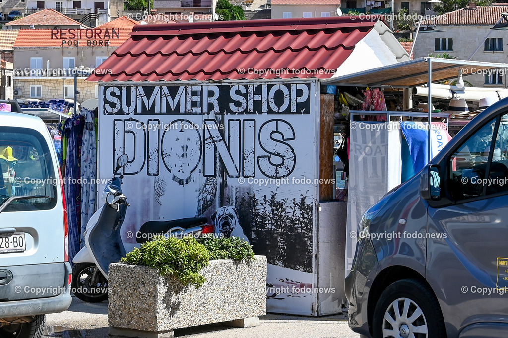 Kroatien_ Korcula_ Insel in Sueddalmatien_ Vela Luka_ 10.09.2024-49 | 10.09.2024, Kroatien, HRV, Korcula, Insel in Sueddalmatien, Vela Luka im Bild Hafen, Hafenansichten, Boot, Boote, Schiff, Schiffe, Gebauede, Adria, Meer, StadtansichtenVela Luka, woertlich Großer Hafen ist ein kroatischer Hafenort auf der Insel Korčula in der oestlichen Adria. Quelle: Wikipedia