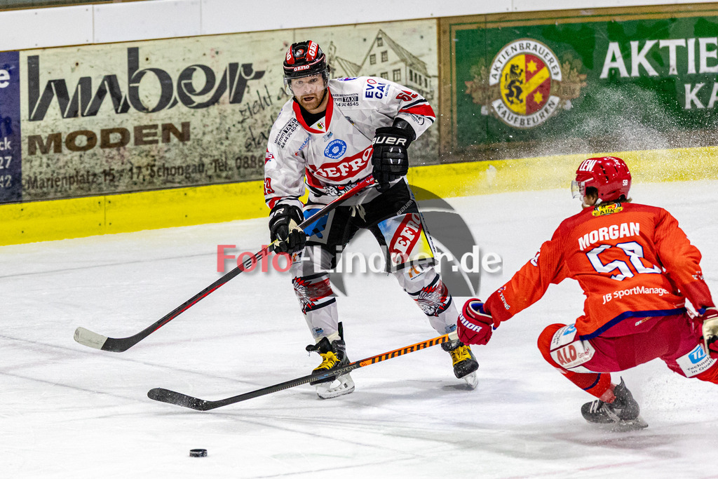 EC Peiting vs ECDC Memmingen | Eishockey Oberliga Süd 2023/2024, EC Peiting vs ECDC Memmingen, 20231103,
Duell zwischen Matej PEKR (ECDC 69) und Sean MORGAN (ECP 58),
2023-11-03 in Peiting (Eisstadion)
69 Matej PEKR (ECDC 69), 58 Sean MORGAN (ECP 58)
Copyright: WolfgangxLindner foto-lindner.de