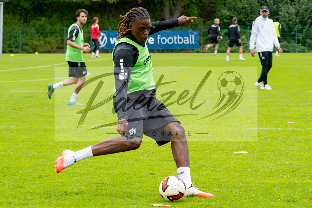 20260909_TRAOSN_0287 | Fußball, Herren: Elias Bakatukanda (VfL Osnabrück) in Aktion, am Ball, Einzelaktion beim Training des VfL Osnabrück am 09.09.2026 im Sportpark Illoshöhe in Osnabrück, Deutschland.(Foto von Nico Paetzel) - Realisiert mit Pictrs.com