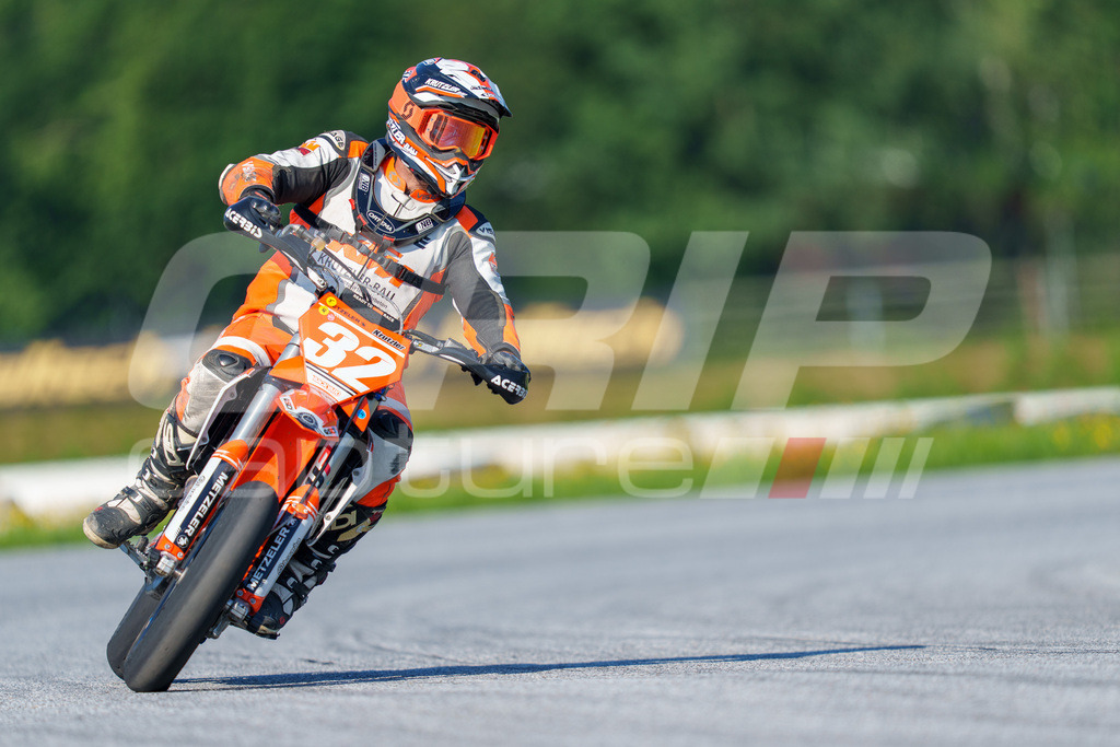 SuperMoto_Staatsmeisterschaft_Greinbach_016 | GRIPcapture steht für authentische Sportfotografie in Österreich – für Momente, die mehr sind als Geschwindigkeit oder Ergebnis. Es geht um Emotion, Spannung, Fokus und den Augenblick, der oft nur einen Wimpernschlag dauert.Ob Motorsport, Teamsport oder 