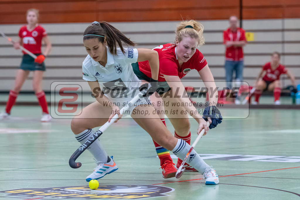 HK_20221126_101731 | 1. Bundesliga ( Halle ) Damen Crefelder HTC - Düsseldorfer HC am 27.11.2022 Crefelder HTC, Krefeld , Clara Ycart ( Düsseldorfer HC #10 ) , Küskes Anna ( Crefelder HTC #44 )