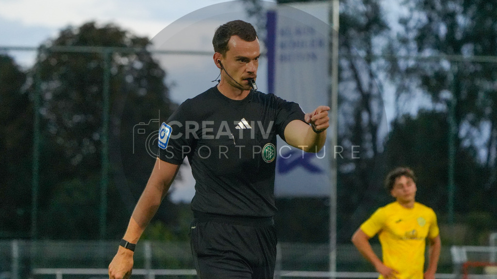 Fußball, Herren, Saison 2025/2026, Regionalliga Nordost, 8. Spieltag, FSV 63 Luckenwalde vs. FC Hertha 03 Zehlendorf, Dienstag 16.09.2025, Werner-Seelenbinder-Stadion Luckenwalde, | Fußball, Herren, Saison 2025/2026, Regionalliga Nordost, 8. Spieltag, FSV 63 Luckenwalde vs. FC Hertha 03 Zehlendorf, Dienstag 16.09.2025, Werner-Seelenbinder-Stadion Luckenwalde, Im Bild: DFB Schiedsrichter Richard Hempel - Realisiert mit Pictrs.com