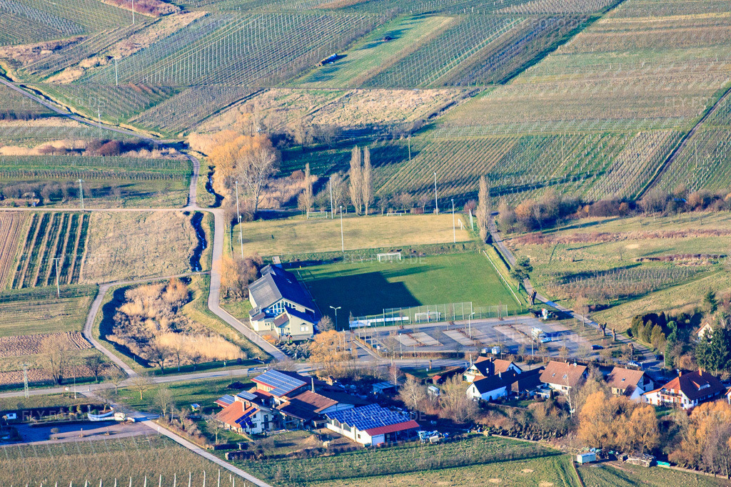 Luftbild: Fussballplatz Göcklingen und Kaiserberghalle in Göcklingen im Bundesland Rheinland-Pfalz in Deutschland. Foto: IMG_62412.jpg vom 24.02.2014 durch Werner Riehm/FLY-FOTO.de