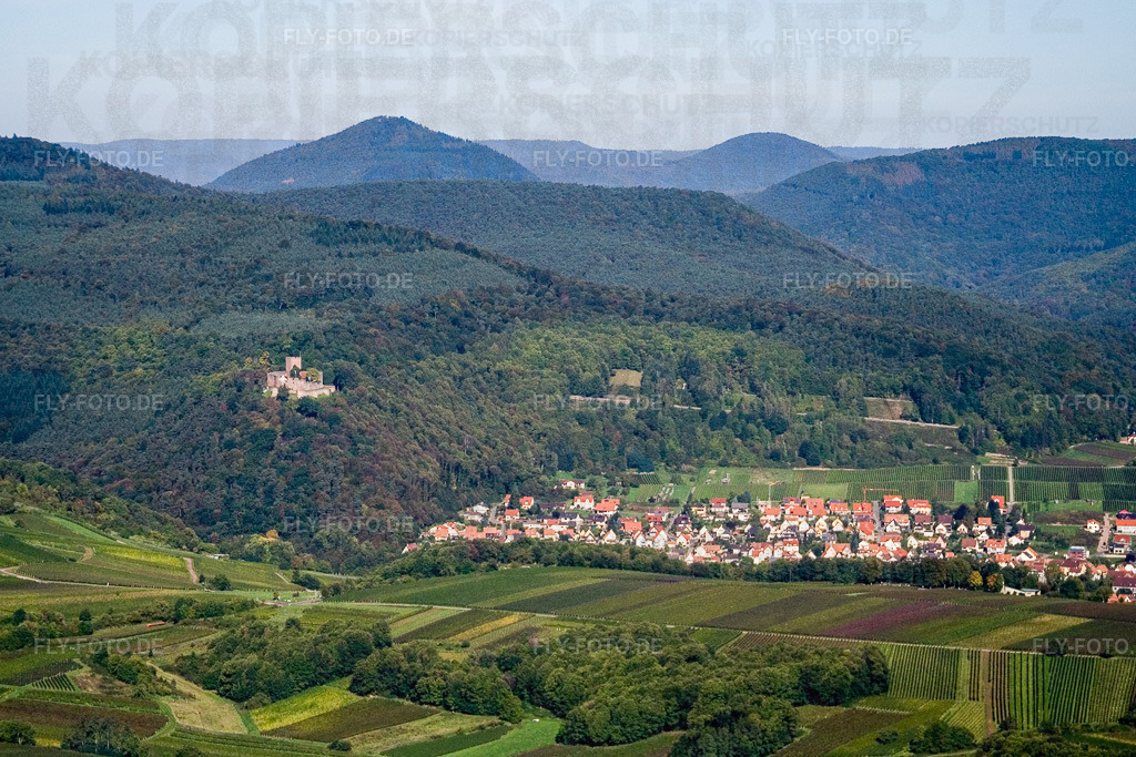 Burg Landeck über dem Winzerort aus Süden | Luftbild: Burg Landeck über dem Winzerort aus Süden in Klingenmünster im Bundesland Rheinland-Pfalz in Deutschland. Foto: IMG_4266.jpg vom 08.10.2006 durch Werner Riehm/FLY-FOTO.de - Realisiert mit Pictrs.com