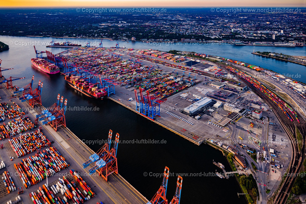 Hamburg_Waltershof_Burchardkai_Containerschiffe_ELS_5273190925 | HAMBURG 19.09.2025 HHLA Logistics Container Terminal Burchardkai am Hamburger Hafen in Hamburg. // HHLA Logistics Container Terminal Burchardkai in the Port of Hamburg harbor in Hamburg in Germany. Foto: Martin Elsen