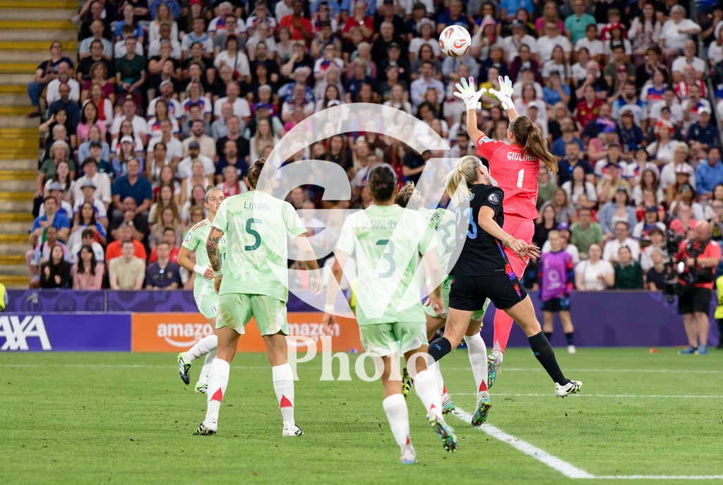 England v Italy - UEFA Women's EURO 2025 Semi-Final | GENEVA, SWITZERLAND - JULY 22:  Laura Giuliani of Italy making a save and controls the ball during the UEFA Women's EURO 2025 Semi-Final match between England and Italy at Stade de Geneve on July 22, 2025 in Geneva, Switzerland. (Photo by Giuseppe Velletri/Sports Press Photo/Getty Images)