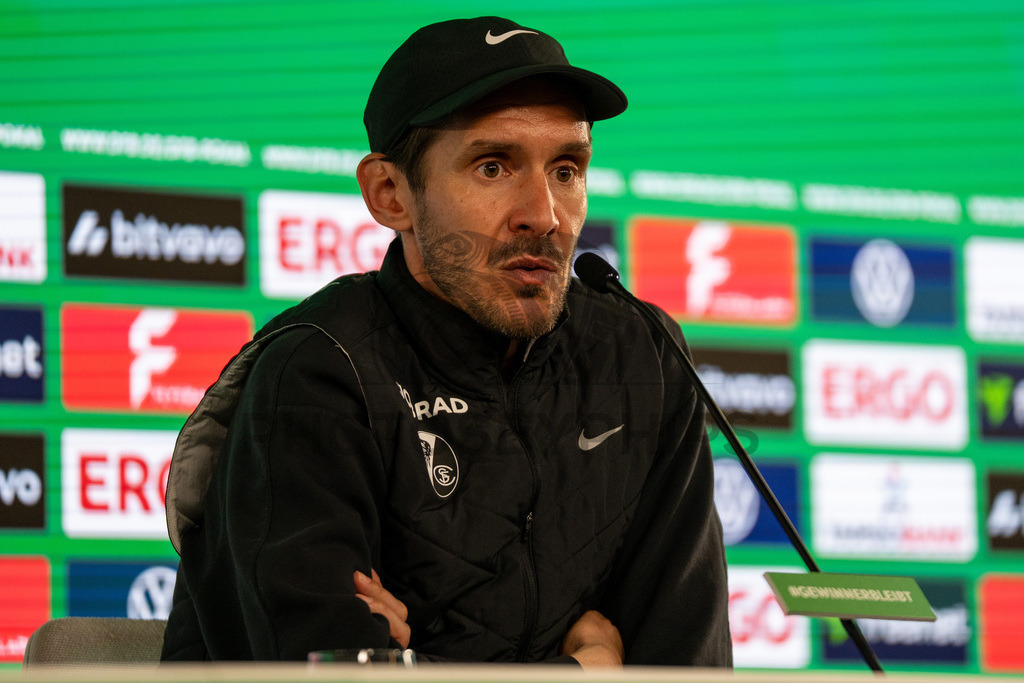 VfB Stuttgart vs. SC Freiburg, Fussball, DFB-Pokal, Halbfinale, 23.04.2026 | Julian Schuster (Trainer SC Freiburg) bei der Pressekonferenz nach der Niederlage,VfB Stuttgart vs. SC Freiburg, Fussball, DFB-Pokal, Halbfinale, 23.04.2026DFB regulations prohibit any use of photographs as image sequences and/or quasi-video