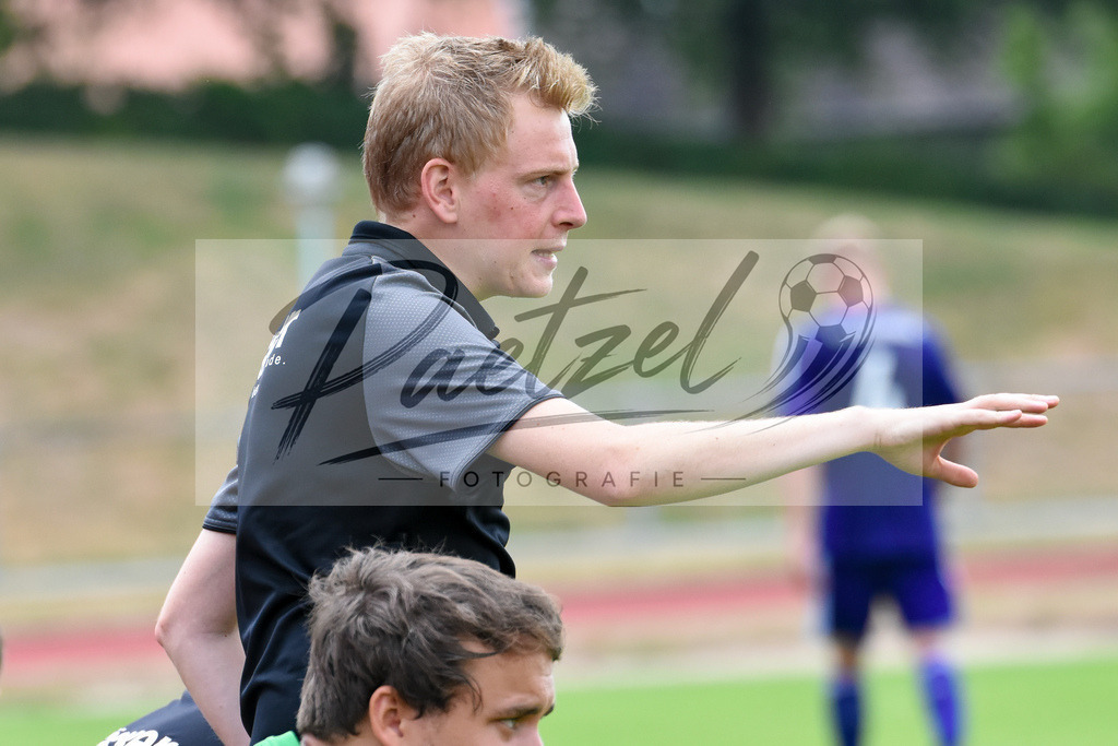 20180728_OSNSVR_0023 | Fußball, A-Junioren: Trainer Daniel Lichtsinn (SV Rödinghausen) gestikuliert beim Testspiel zwischen VfL Osnabrück vs. SV Rödinghausen am 28.07.2018 im Sportpark Illoshöhe in Osnabrück, Deutschland.(Foto von Nico Paetzel) - Realisiert mit Pictrs.com