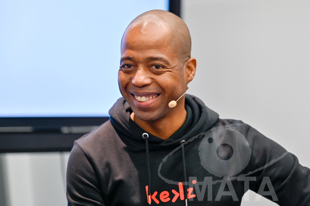 _DWI1733 | Carl Simon Taylor bei Presse Konferenz auf der Stand Play Mobil bei der Spielwarenmesse in Messe Nürnberg. Nürnberg, 31.01.2023 - Realisiert mit Pictrs.com