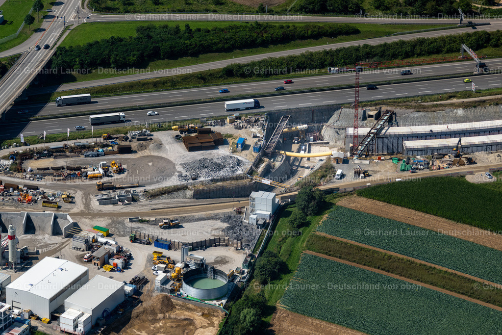 4047180 | STUTTGART 11.08.2021 Baustelle mit Tunnelführungsarbeiten für die Streckenführung und den Verlauf " Flughafentunnel " parallel zum Verlauf der Autobahn BAB A8 in Stuttgart im Bundesland Baden-Württemberg, Deutschland. Weiterführende Informationen bei: CDM Smith Consult GmbH,  GBI Gackstatter Beratende Ingenieure GmbH,  Max Bögl Bauservice GmbH & Co. KG,  Vössing Ingenieurgesellschaft mbH. // Construction site with tunneling work for the route and the "airport tunnel" course parallel to the course of the A8 motorway in the Plieningen district of Stuttgart in the state Baden-Wuerttemberg, Germany. Further information at: CDM Smith Consult GmbH,  GBI Gackstatter Beratende Ingenieure GmbH,  Max Boegl Bauservice GmbH & Co. KG,  Voessing Ingenieurgesellschaft mbH. Foto: Gerhard Launer
