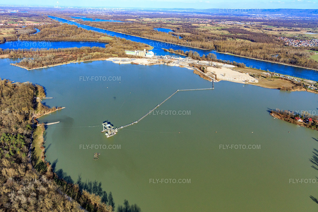 Aerial view: Gravière EPPLE, Le Salmengrund quarry pond in Seltz in the state Bas-Rhin, France. – Photo: IMG_104840.jpg taken on 03/14/2018 by Werner Riehm/FLY-FOTO.com – Resolution of the original: 5385 x 3590 px