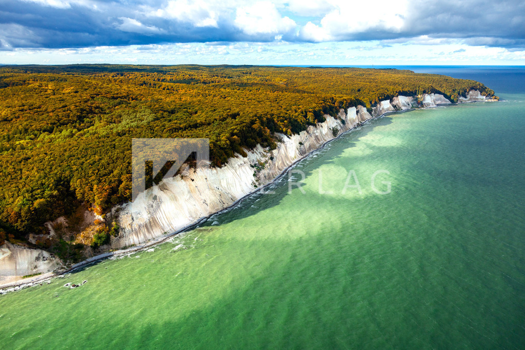 Wandbild-Kreidefelsen-Herbst-Luftbild-Ostsee-FOCO5553 | Herbstlicher Küstenwald über den Kreidefelsen im Nationalpark Jasmund auf der Insel Rügen an der Ostsee - Realisiert mit Pictrs.com