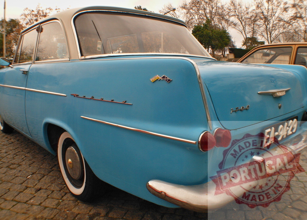 Vintage Blue Car Parked on Cobblestone Street | Classic blue car parked on a cobblestone street, showcasing retro design - Realisiert mit Pictrs.com