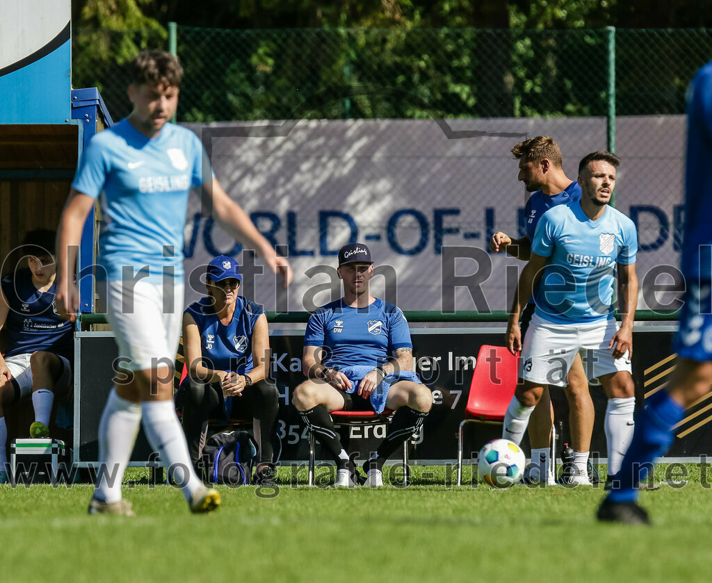 2023-09-16_119_FC_Langengeisling_gegen_TSV_Dorfen | Erding, Deutschland, 16.09.2023:
Fußball, Bezirksliga Oberbayern Ost 2023 / 2024, 9. Spieltag, FC Langengeisling gegen TSV Dorfen, Endergebnis: 3:1

Physio Jana Otto (FC Langengeisling), Co-Trainer Douglas Wilson (FC Langengeisling)

Foto: Christian Riedel / fotografie-riedel.net