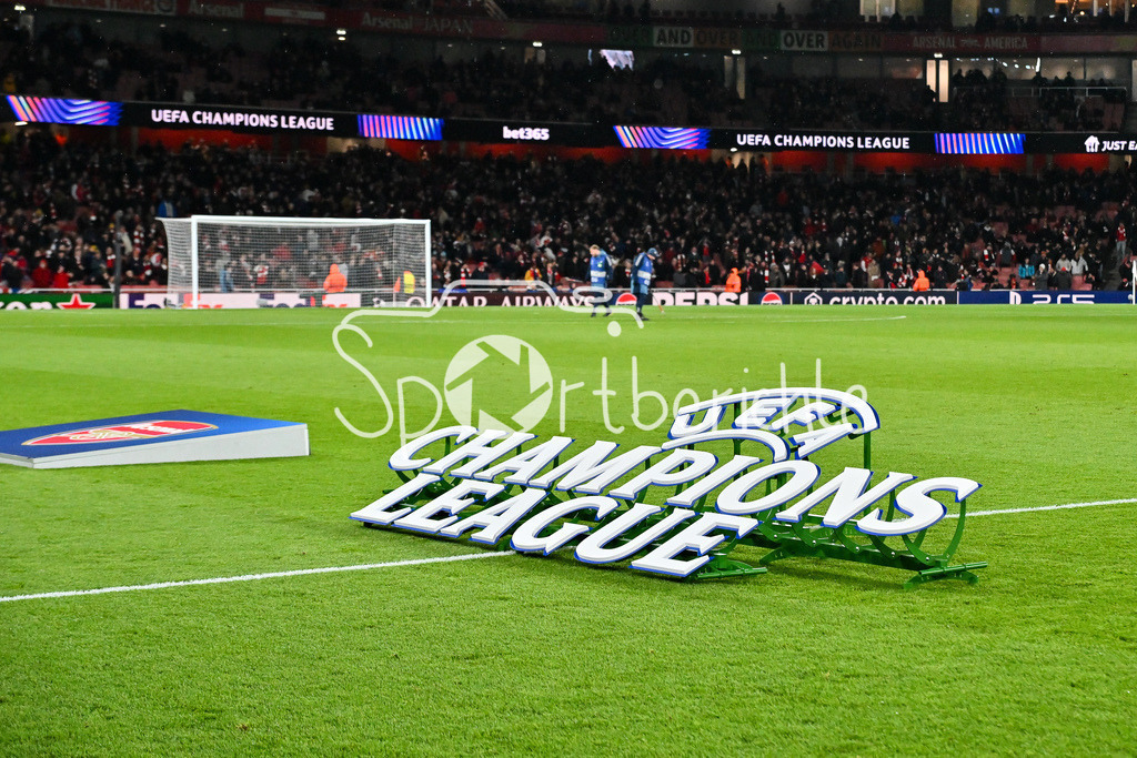 Arsenal FC - FC Bayern München | LONDON, ENGLAND - 26. NOVEMBER: kurz vor Spielbeginn vor dem Ligaspiel zwischen Arsenal London und dem FC Bayern München am 5. Spieltag der UEFA Champions League im Emirates Stadium am 26.11.2025 / Symbolbild