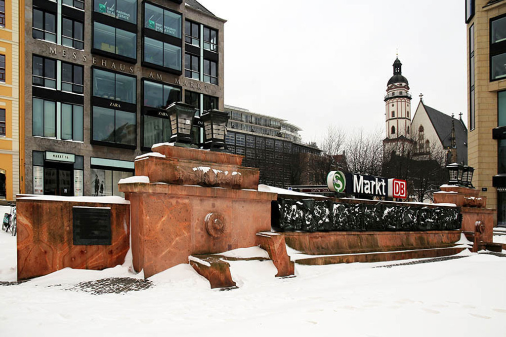 Foto: Leipzig - Gedenkrelief Markt | Das Team hinter BILDLEXIKON LEIPZIG bündelt historische wie aktuelle Informationen über die Stadt Leipzig in Text und Bild auf einer Plattform und stellt diese der interessierten Öffentlichkeit zur Verfügung.