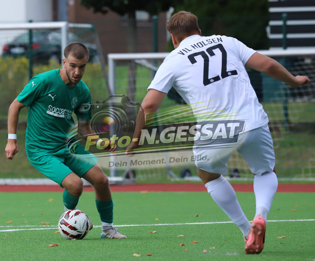 VfL Holsen - TuS GW Pödinghausen | Auf dem Bild zu sehen: weiß VfL Holsen: Yannic Meierebert ; grün GW Pödinghausen: Umut UyanikVfL Holsen, TuS GW Pödinghausen, Saison 25/26, Kreispokal, Holsen, Deutschland - Realisiert mit Pictrs.com