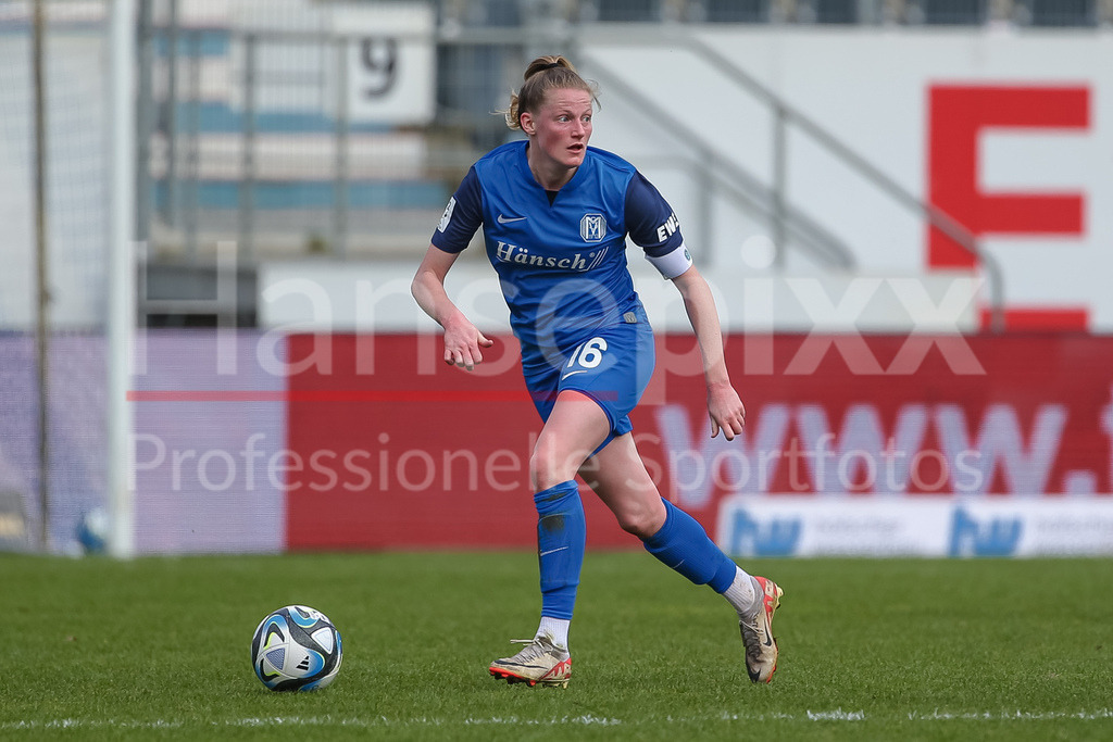 Fussball, 2. Frauen-Bundesliga, SV Meppen - FC Ingolstadt 04 | v.li.: Sarah Schulte (SV Meppen, 16) am Ball, Freisteller, Einzelbild, Ganzkörper, Aktion, Action, Spielszene, DIE DFB-RICHTLINIEN UNTERSAGEN JEGLICHE NUTZUNG VON FOTOS ALS SEQUENZBILDER UND/ODER VIDEOÄHNLICHE FOTOSTRECKEN. DFB REGULATIONS PROHIBIT ANY USE OF PHOTOGRAPHS AS IMAGE SEQUENCES AND/OR QUASI-VIDEO.