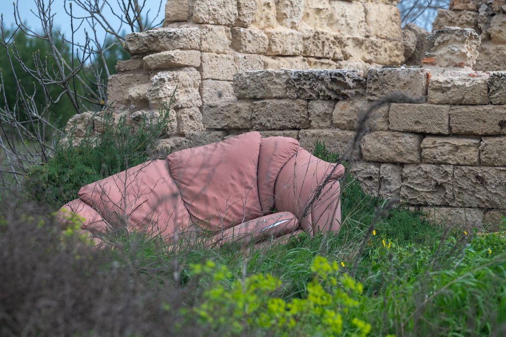 Das verlassene Sofa | Die schönsten Bilder für Ihre Räume online bestellen! In unseren Bildergalerien findet Sie alles was es für Ihre Räume braucht. Lassen Sie sich überraschen ☺️ - Realisiert mit Pictrs.com