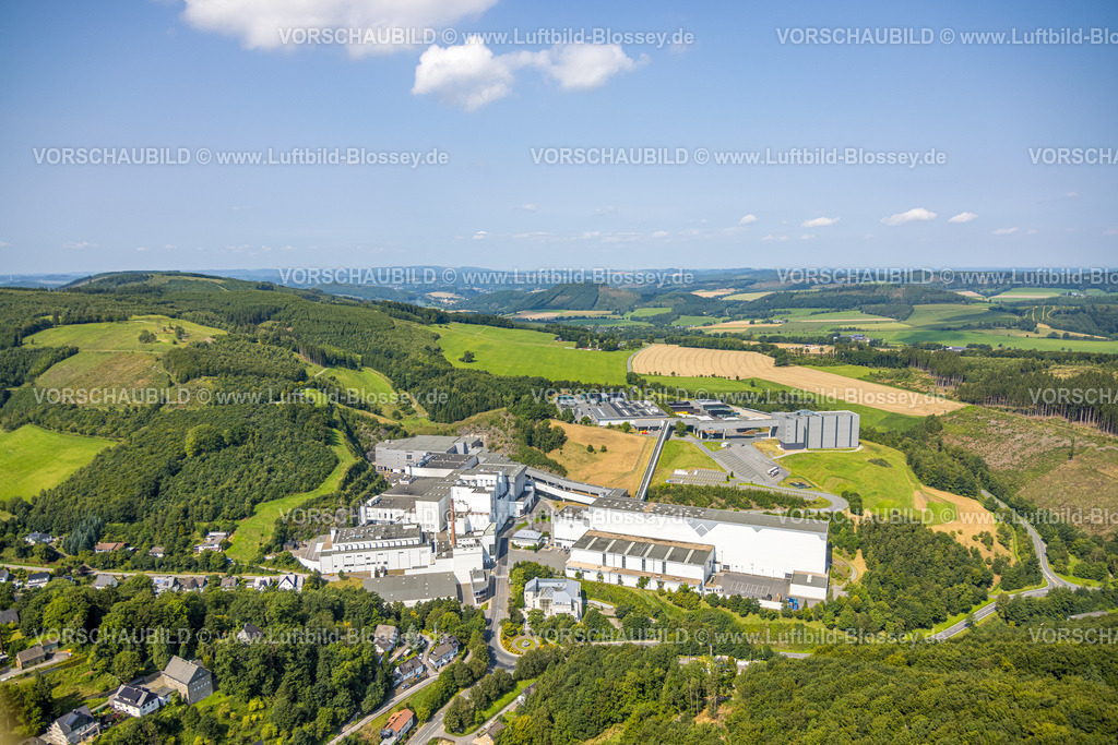 Meschede250807475 | Luftbild, Brauerei C. & A. VELTINS GmbH in malerischer Landschaft, Grevenstein, Meschede, Sauerland, Nordrhein-Westfalen, Deutschland