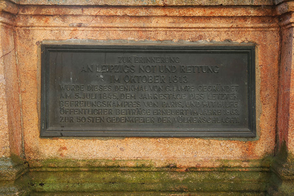 Foto: Leipzig - Kugeldenkmal - Inschrift auf der Rückseite des Denkmals | Das Team hinter BILDLEXIKON LEIPZIG bündelt historische wie aktuelle Informationen über die Stadt Leipzig in Text und Bild auf einer Plattform und stellt diese der interessierten Öffentlichkeit zur Verfügung.
