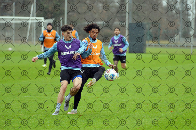 RGE_7123b | Hertha BSC, 2.Bundesliga, Herren, Training, Saison 2025/26, im Bild: von li. Janne Berner ( Hertha BSC ),  Jeremy Dudziak ( Hertha BSC ( Hertha BSC ),   Fotograf: Ralf Gebhardt - Realisiert mit Pictrs.com