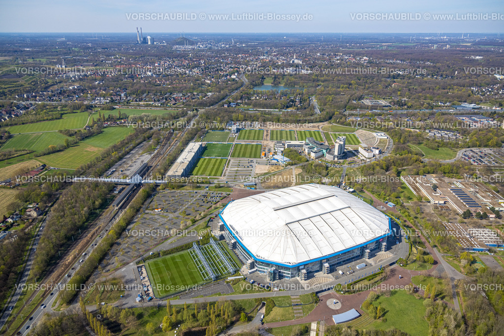 Gelsenkirchen220402790 | Luftbild, Veltins-Arena Bundesligastadion des FC Schalke 04 mit geschlossenem Dach und ausgefahrenem Spielfeld Rasen, Trainingsplätze Berger Feld, Erle, Gelsenkirchen, Ruhrgebiet, Nordrhein-Westfalen, Deutschland