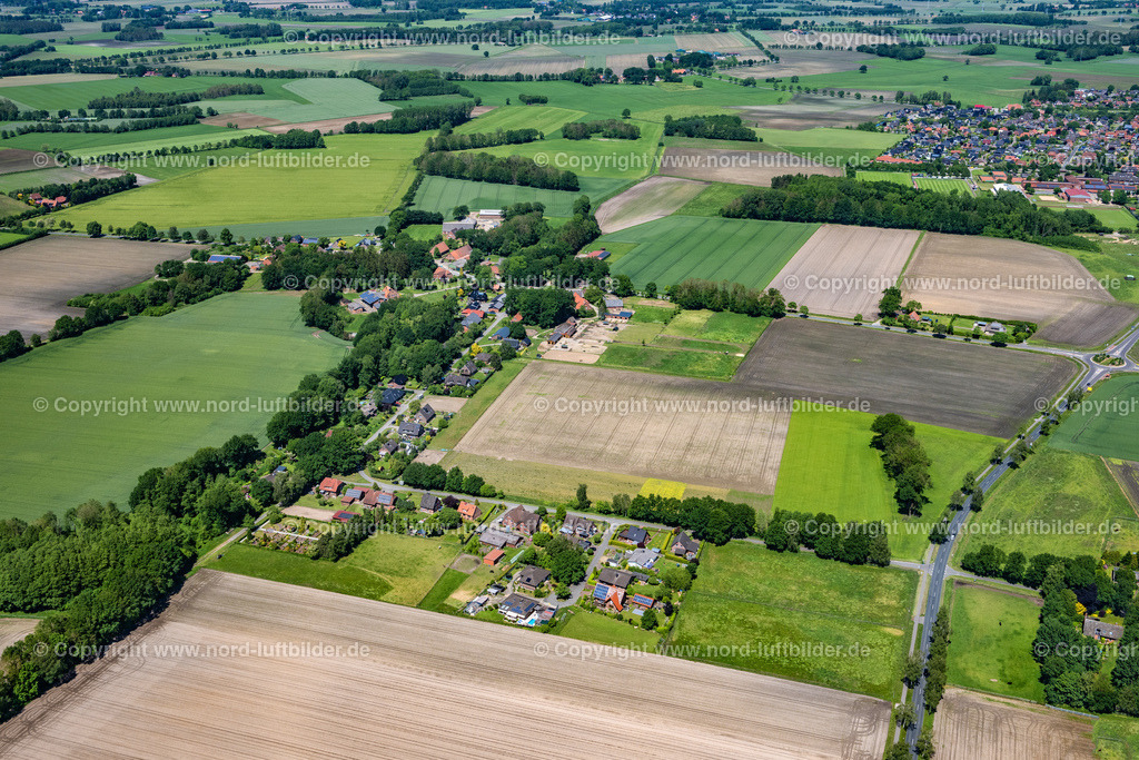 Klethen_ELS_6383030622 | AHLERSTEDT 03.06.2022 Ortsansicht der Straßen und Häuser der Wohngebiete in Ahlerstedt Klethen im Bundesland Niedersachsen, Deutschland. // Town View of the streets and houses of the residential areas in Ahlerstedt in the state Lower Saxony, Germany. Foto: Martin Elsen