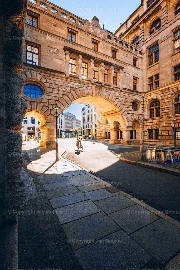 Neue Rathaus Leipzig | Das Neue Rathaus Leipzig beeindruckt mit monumentaler Architektur, historischem Flair und zentraler Lage. Es zählt zu den markantesten Wahrzeichen der Stadt und ist ein beliebter Fotospot - Realisiert mit Pictrs.com