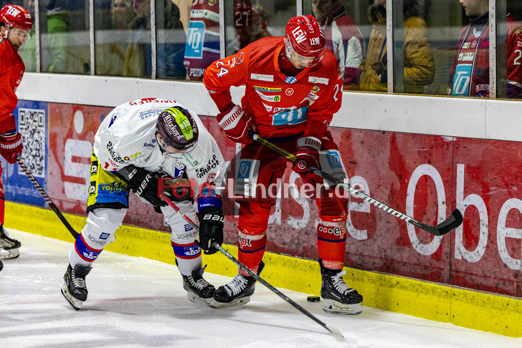 EC Peiting vs Deggendorfer SC | Eishockey Oberliga Süd 2023/2024, EC Peiting vs Deggendorfer SC, 20231119,
Kampf um den Puck Thomas HEGER (ECP 24) und Curtis LEINWEBER (DSC 11),
2023-11-19 in Peiting (Eisstadion)
24 Thomas HEGER (ECP 24), 11 Curtis LEINWEBER (DSC 11)
Copyright: WolfgangxLindner foto-lindner.de