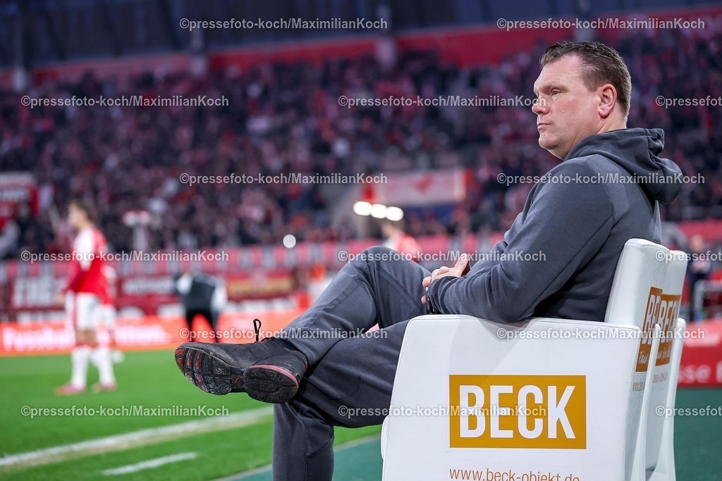 RWE04032601028 | 2026.03.04, Fußball, 3.Liga Herren, Rot-Weiss Essen -  SV Waldhof Mannheim, Stadion Hafenstraße, 27.Spieltag, Saison 2025 / 2026: Cheftrainer Uwe Koschinat (Rot-Weiss Essen #hc) sitzt im Trainerstuhl am Spielfeldrand  DFB regulations prohibit any use of photographs as image sequences and or quasi-video.