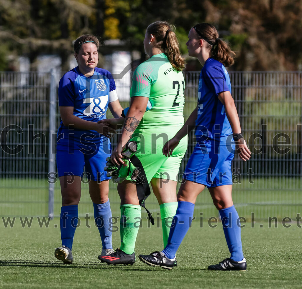 2023-10-21_108_FC_Langengeisling_gegen_TSV_Eching | Erding, Deutschland, 21.10.2023:
Fußball, Bezirksoberliga 2023 / 2024, 8. Spieltag, FC Langengeisling gegen TSV Eching, Endergebnis: 0:0

Carina Sedlmeier (FC Langengeisling, #19), Torwart Celine Siebrecht (FC Langengeisling, #21), Lisa Mayer (FC Langengeisling, #6)

Foto: Christian Riedel / fotografie-riedel.net