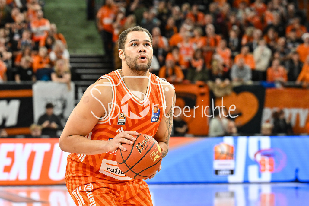 ratiopharm Ulm - Basketball Löwen Braunschweig | ULM, GERMANY - 10. JANUARY: im Bild Christopher LEDLUM (ratiopharm Ulm 4) bei einem Freiwurf / Einzelfoto / Freisteller während dem Match zwischen Ratiopharm Ulm und Basketball Löwen Braunschweig am 15. Spieltag der easyCredit BBL in der Ratiopharm Arena