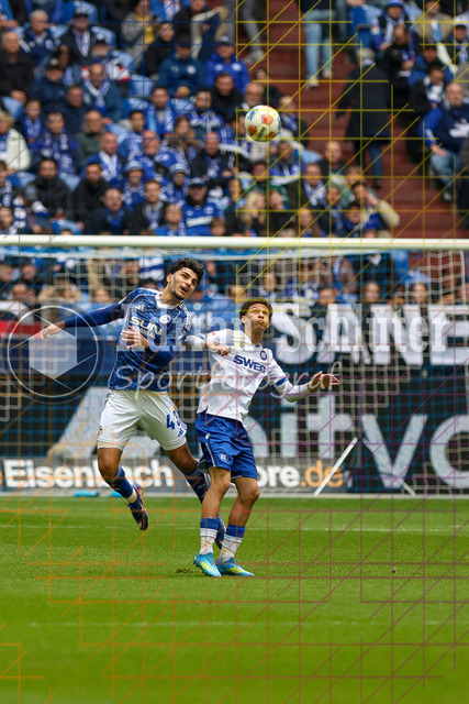 05.04.2026, GER, Fussball, Herren, 2. BL, Saison 2025/2026, FC Schalke 04 - Karlsruher SC | Mertcan Ayhan (S04) und Louey Ben Farhat (KSC) im Kampf um den Ball 
