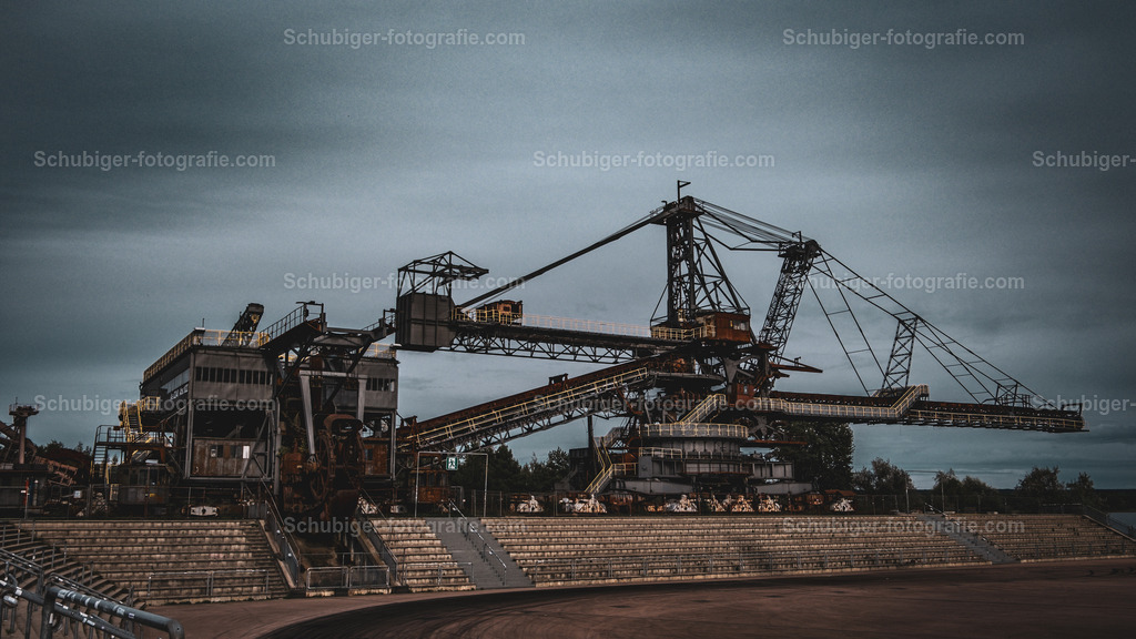 DSCF2017 | Ferropolis ist ein Industriemuseum und Veranstaltungsort in Gräfenhainichen östlich von Dessau-Roßlau auf einer Halbinsel im Gremminer See, dem ehemaligen Tagebau Golpa-Nord. Ferropolis ist Ankerpunkt der Europäischen Route der Industriekultur. Wikipedia - Realisiert mit Pictrs.com