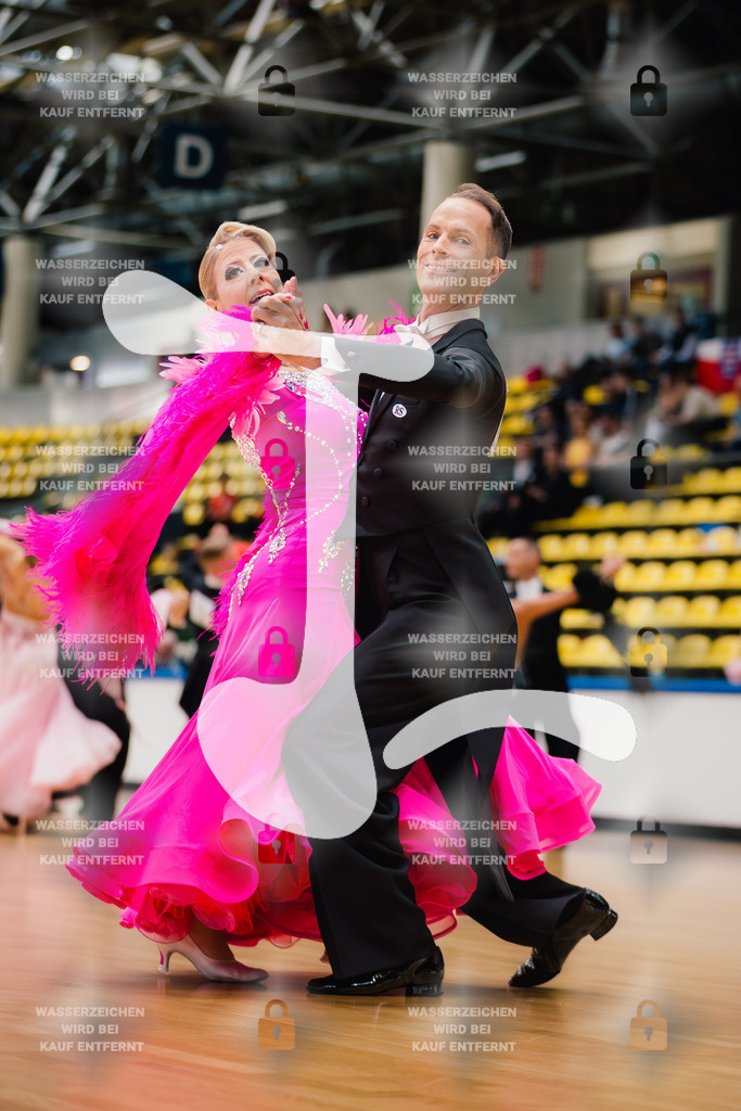Hessen Tanzt WDSF Open Senior I Standard 16th (41) Robert Rothmiller _ Yvonne Rothmiller (Gelb-Schwarz-Casino München)-2025-05-17-7169 | Webshop for digital downloads and prints of dance sport, event & show photographer Julian Link - Realisiert mit Pictrs.com