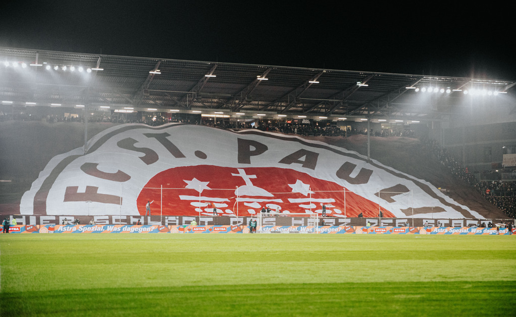 IMG_3110 | Der offizielle Shop für FC St. Pauli Fotos. Wähle aus Spielszenen & Fanmomenten dein FCSP Wunschformat. Wir liefern Millerntor-Atmosphäre.