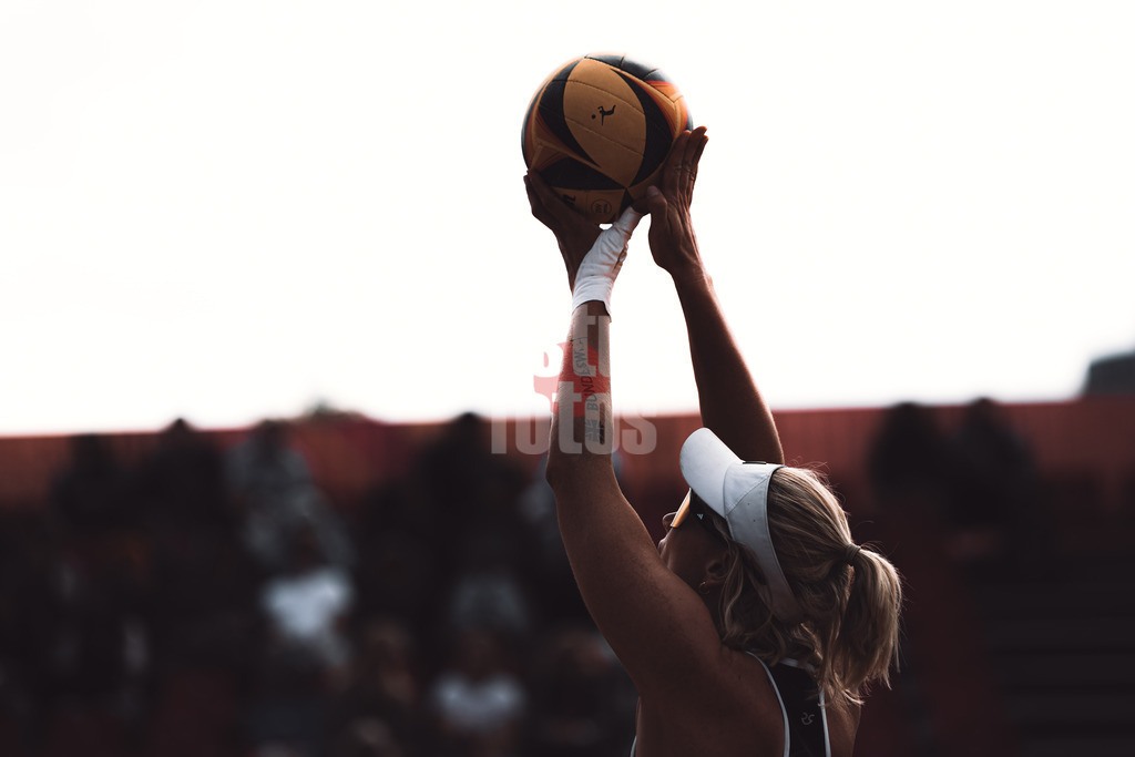 Beachvolleyball | Frauen | Allianz German Beach Tour 2025 | Tourstop München | 11.07.2025 | Karla Borger beim Aufschlag