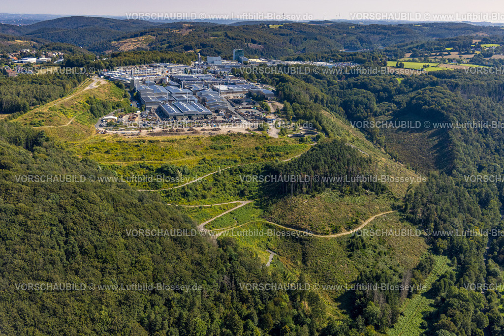 Ennepetal240814390 | Luftbild, Siegfried Jacob Metallwerke GmbH Werksgelände mit Solarpanel, Waldgebiet mit Waldschäden und Serpentinenweg, hinten dormakaba Deutschland GmbH Werksgelände, Voerde, Ennepetal, Ruhrgebiet, Nordrhein-Westfalen, Deutschland