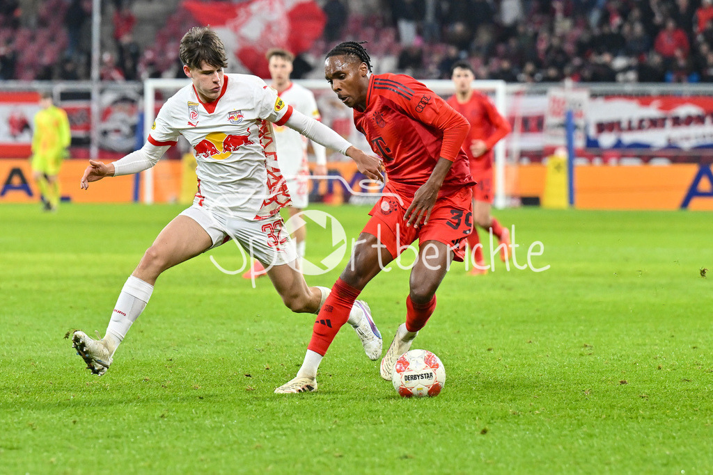 RB Salzburg - FC Bayern München | Im Duell Zeteny JANO (RB Salzburg 32) und Mathys TEL (FC Bayern Muenchen 39) / Zweikampf / Testspiel: RB Salzburg - FC Bayern Muenchen, Red Bull Arena am 06.01.2025