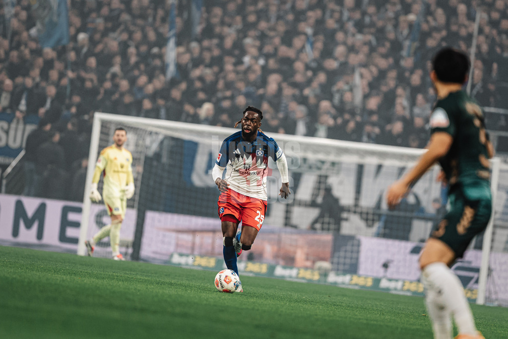 Fußball | Männer | Saison 2025/2026 | 1. Fußball-Bundesliga | 13. Spieltag | Hamburger SV vs. SV Werder Bremen | 07.12.2025 | Jordan Torunarigha (#25, HSV) am Ball