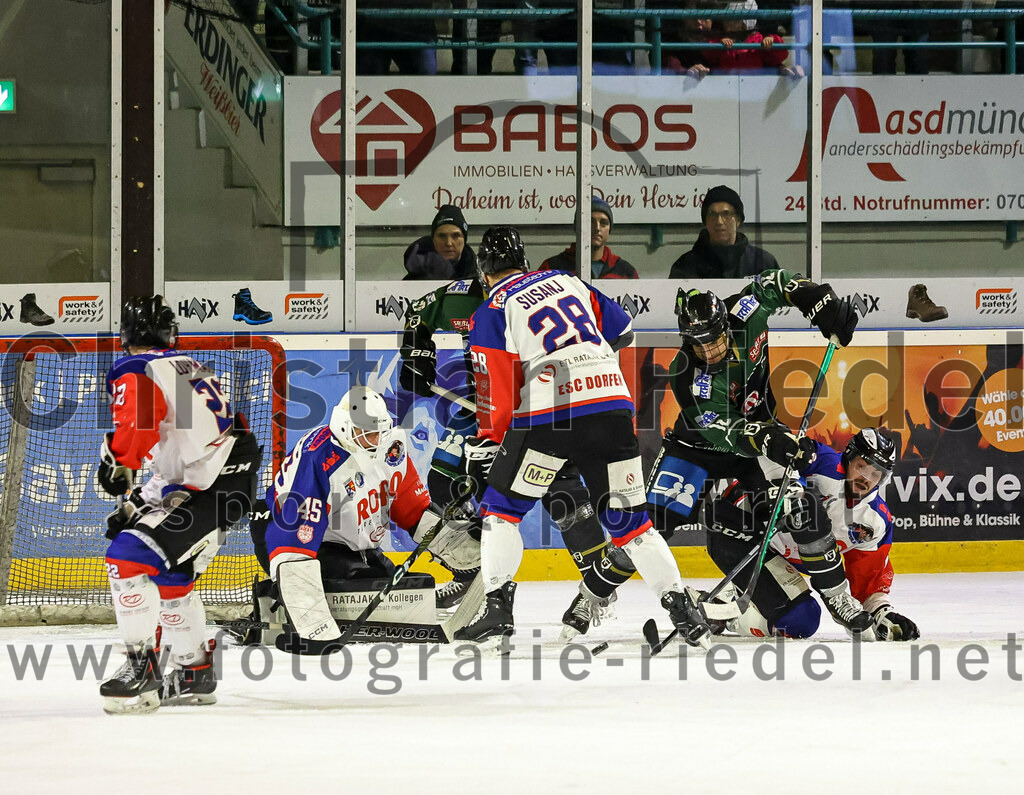 2023-01-22_045_Eishockey_TSV_Erding_gegen_ESC_Dorfen | Erding, Deutschland, 22.01.2023:
Eishockey, Bayernliga 2022 / 2023, 29. Spieltag, TSV Erding gegen ESC Dorfen, Endergebnis: 6:2

Torwart Maximilian Englbrecht (ESC Dorfen, #45), Gasper Susanj (ESC Dorfen, #28), Daniel Krzizok (Erding Gladiators, #18)

Foto: Christian Riedel / fotografie-riedel.net
