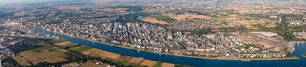 Luftbild: Panorama im Ortsteil BASF in Ludwigshafen im Bundesland Rheinland-Pfalz in Deutschland. Foto: IMG_109497-Pano.jpg vom 31.07.2018 durch Werner Riehm/FLY-FOTO.deAuflösung des Originals: 14572 x 3207 px