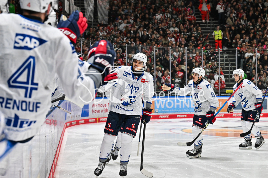 Augsburger Panther - Adler Mannheim | Jubel der Adler nach dem Treffer zum 2-2 durch Nicolas MATTINEN (Adler Mannheim 52) / Tor / Torschuetze / Freude / Happy / DEL: Augsburger Panther - Adler Mannheim; Curt Frenzel Stadion am 14.09.2025
