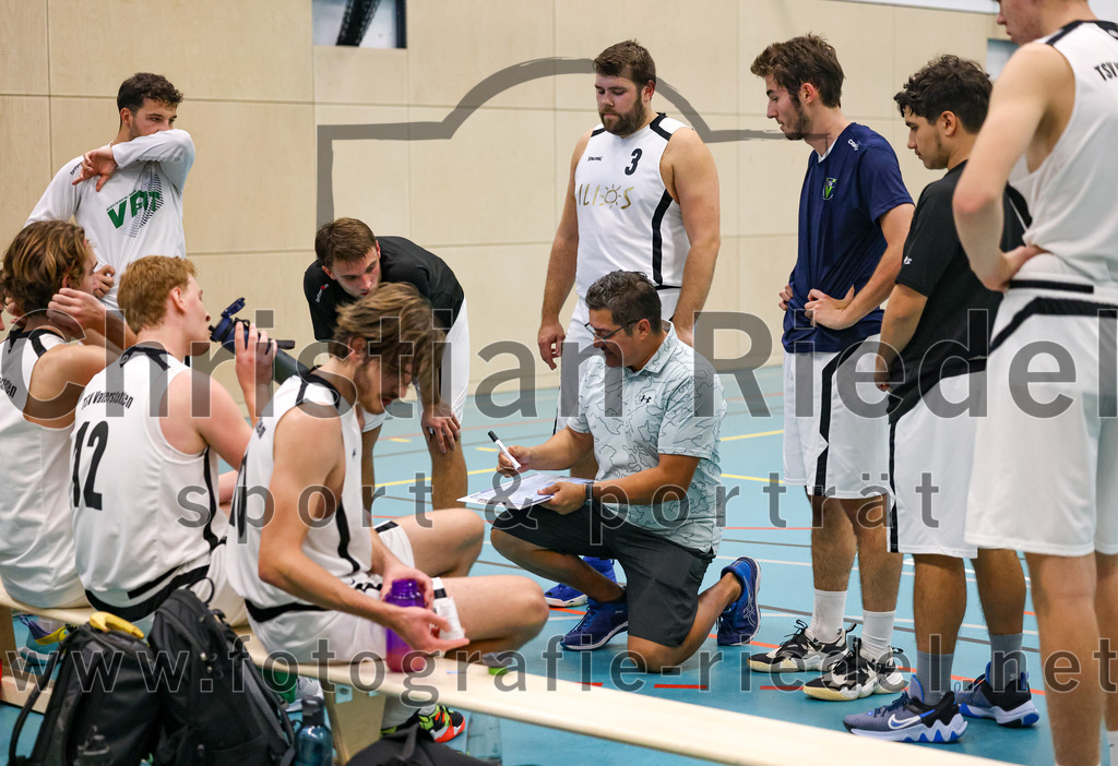 2022-10-16_085_TSV_Vaterstetten_gegen_Baskets_Vilsbiburg_2 | Vaterstetten, Deutschland, 16.10.2022:
Basketball, Bayernliga Herren Südost 2022 / 2023, 1. Spieltag, TSV Vaterstetten gegen Baskets Vilsbiburg 2, Endergebnis: 83:64

Trainer Daniel Paz (TSV Vaterstetten), Mathias Furtmair (TSV Vaterstetten, #3)

Foto: Christian Riedel / fotografie-riedel.net