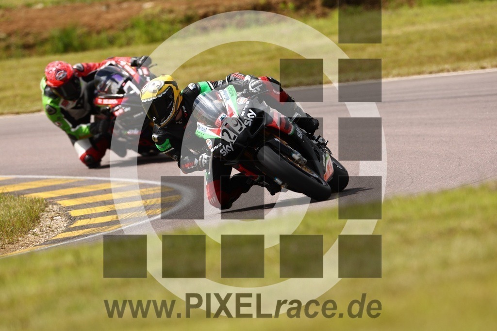 0007-20240530_00944 | Schöne Erinnerungen an spannende Momente - das festzuhalten ist unser Job. PIXELrace.de ist seit 2003 auf den Rennstrecken Europas unterwegs um die Action draußen beim Fahren und die wunderbare Stimmung imm Fahrerlager für euch einzufangen.