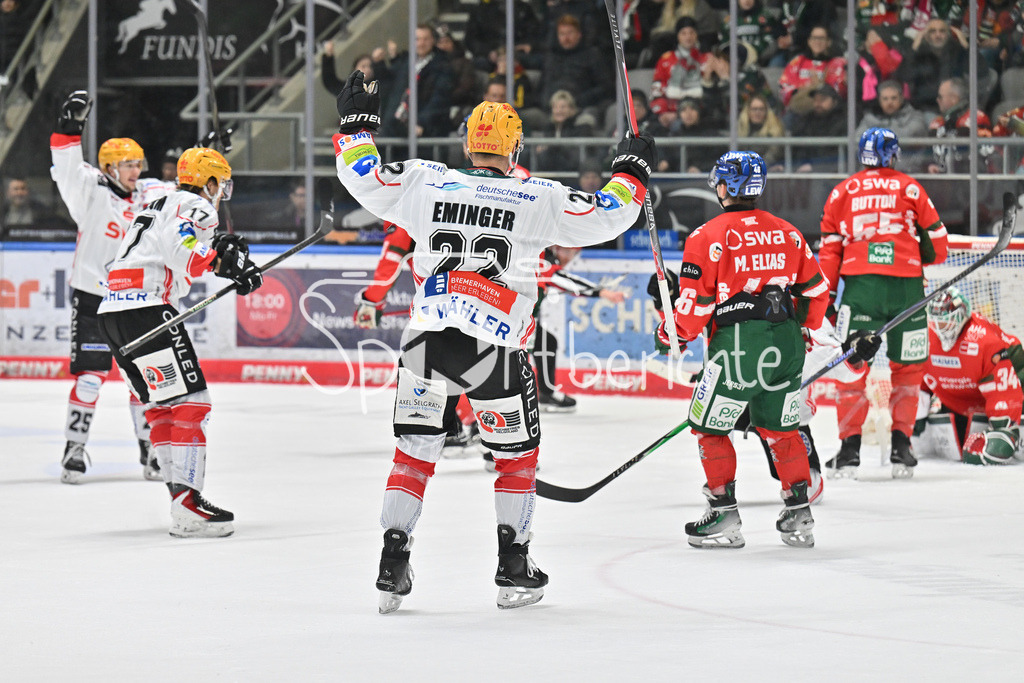 Augsburger Panther - Fischtown Bremerhaven | AUGSBURG, GERMANY - 25. JANUARY: Jubel der Gäste nach dem Siegtreffer zum 2-1 durch Nino KINDER (Fischtown Pinguins 8) / Tor / Torschuetze / Freude / Happy während dem Match zwischen den Augsburger Panthern und den Fischtown Pinguins am 43. Spieltag der Penny DEL im Curt Frenzel Stadion